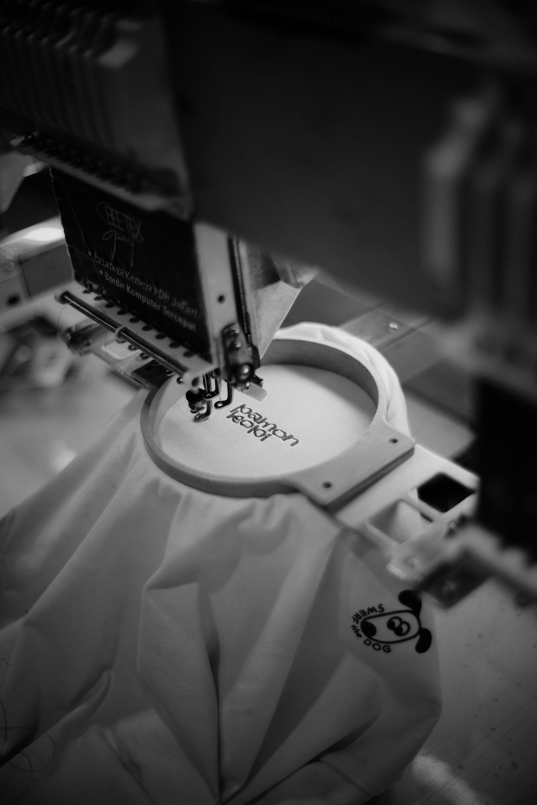 embroidery-machine-stitching-design-onto-fabric-mugxvzfpb0a